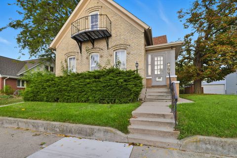 Photo of 1925 N Main St, Racine, WI 53402 (MLS # 1940210) Photo of 1925 N Main St, Racine, WI 53402 (MLS # 1940210)