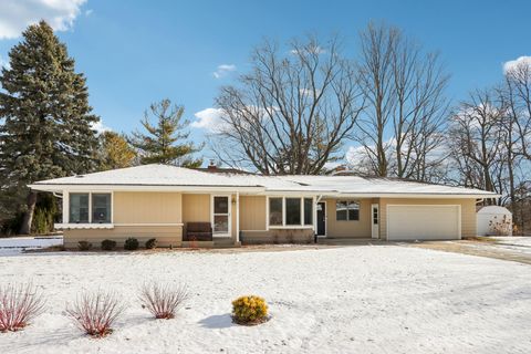 Photo of 860 Anthony Ln, Brookfield, WI 53045 (MLS # 1947483)