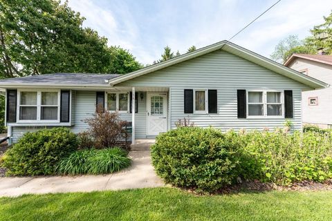 Photo of 714 E Capitol Dr, Hartland, WI 53029 (MLS # 1963687)