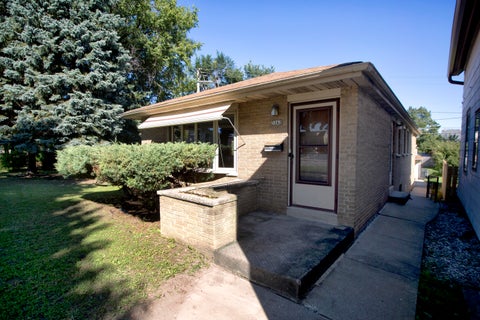 Photo of 3262 S Whitnall Ave, Milwaukee, WI 53207 (MLS # 1982884)