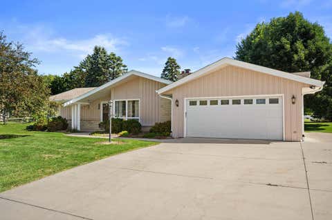 Photo of 1940 S Park Wood Ln, New Berlin, WI 53151 (MLS # 1978071)