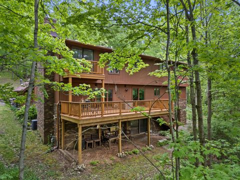 Photo of S87W28270 Lookout Ln, Mukwonago, WI 53149 (MLS # 1963784)