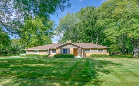 Photo of 2820 W St James Ln, Mequon, WI 53092 (MLS # 1936360)