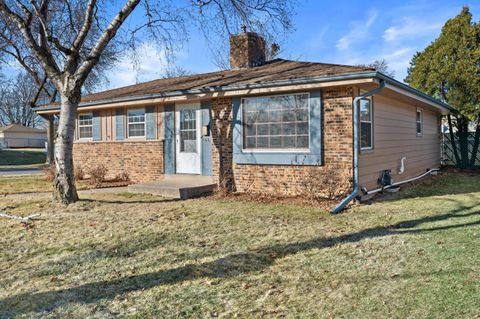 Photo of 8530 W Holt Ave, Milwaukee, WI 53227 (MLS # 1947281)