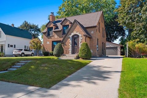 Photo of 1036 N 17th St, Manitowoc, WI 54220 (MLS # 1982605)