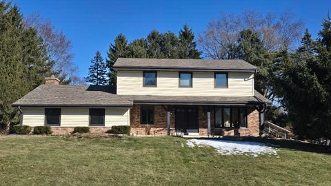 Photo of 1930 Cotton Tail Ln, Brookfield, WI 53045 (MLS # 1950016)