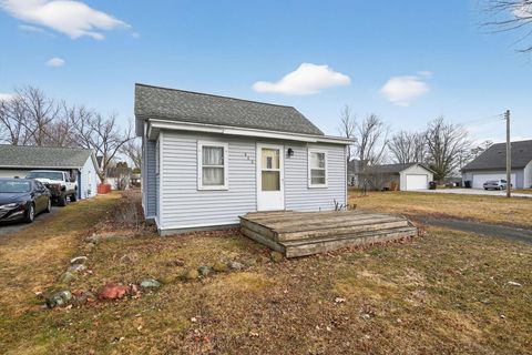 Photo of 809 E park Ave, Luck, WI 54853 (MLS # 1953455)
