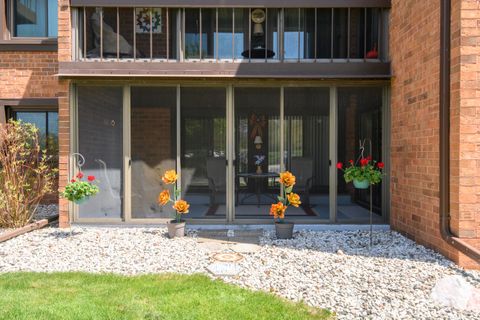 6100 W Stonehedge Dr, Greenfield, WI 53220 - #: 1917661