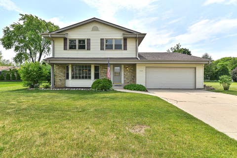 Photo of 15445 W Kingsway Dr, New Berlin, WI 53151 (MLS # 1922805)
