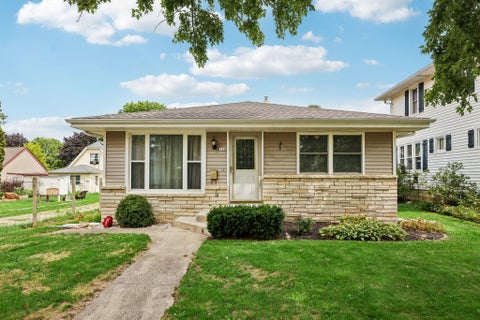 Photo of 146 Harrison Ave, Waukesha, WI 53186 (MLS # 1975392)