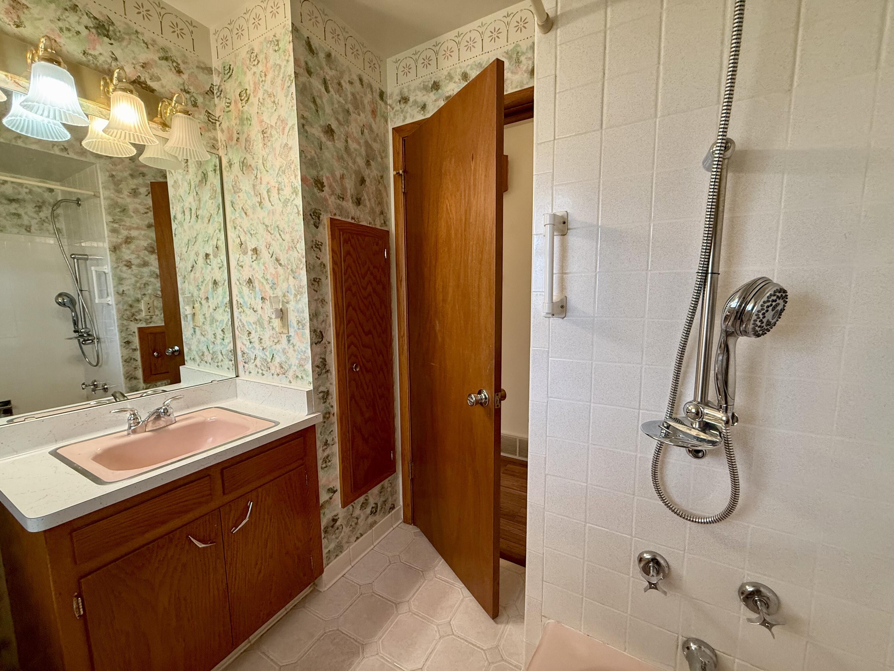 Port Washington, Wisconsin 53074, United States, 3 Bedrooms Bedrooms, ,2 BathroomsBathrooms,Residential,Pending,248208