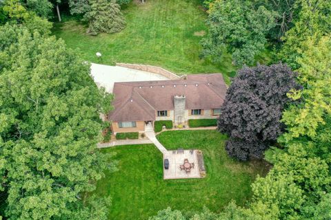 Photo of 4640 Lake Club Cir, Oconomowoc Lake, WI 53066 (MLS # 1953272)