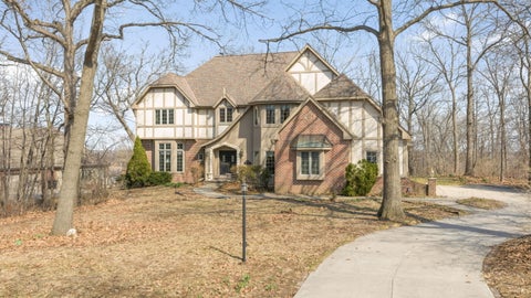 Photo of 7570 S Cambridge Dr, Franklin, WI 53132 (MLS # 1956085)