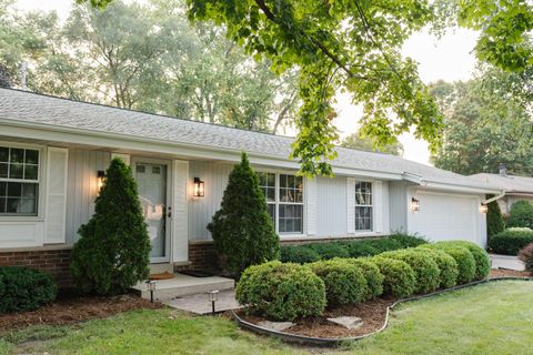 Photo of 2465 Castle Ct, Brookfield, WI 53045 (MLS # 1929226)