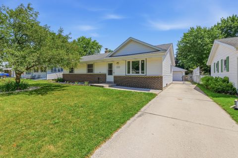 Photo of 519 Scenic Dr E, West Bend, WI 53090 (MLS # 1970423)