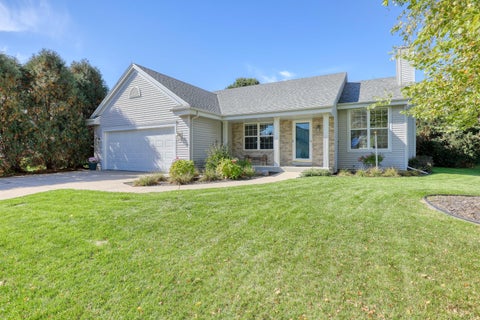 Photo of 419 Majeskie Dr, Pewaukee, WI 53072 (MLS # 1984059)