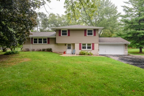 Photo of W276N1606 Spring Creek Dr, Pewaukee, WI 53072 (MLS # 1981136)