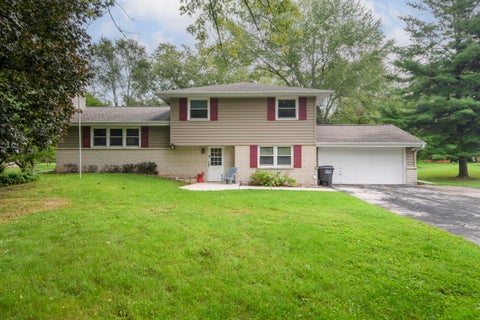 Photo of W276N1606 Spring Creek Dr, Pewaukee, WI 53072 (MLS # 1981136)