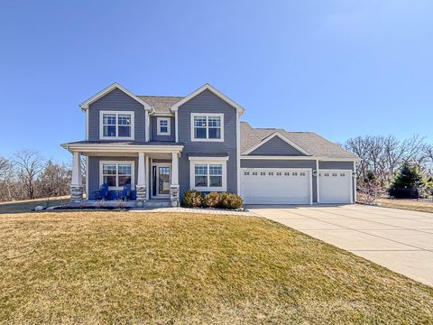 Photo of W275N358 Arrowhead Trl, Pewaukee, WI 53188 (MLS # 1955232)