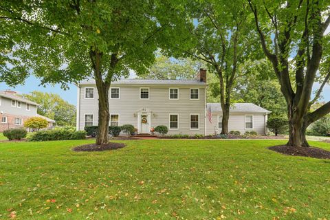 Photo of 3810 Mountain Dr, Brookfield, WI 53045 (MLS # 1939612)