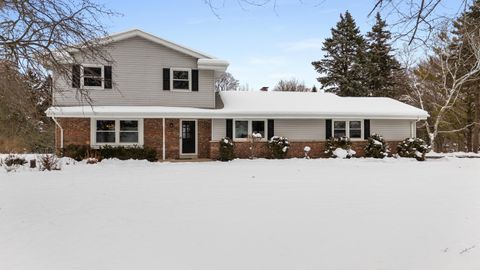 Photo of 10532 N Council Hills Dr, Mequon, WI 53097 (MLS # 1945029)