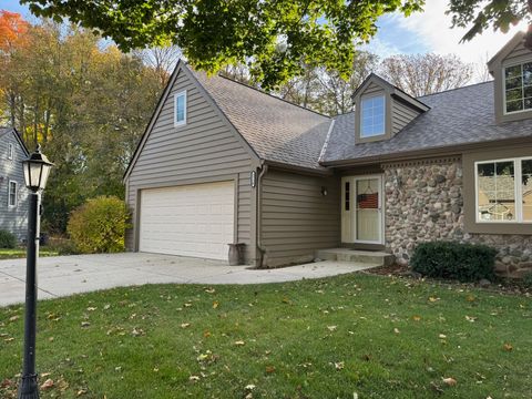 3720 S Bayberry Ln, Greenfield, WI 53228 - #: 1942862