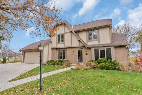 Photo of 12565 W Weatherstone Ct, New Berlin, WI 53151 (MLS # 1942381)