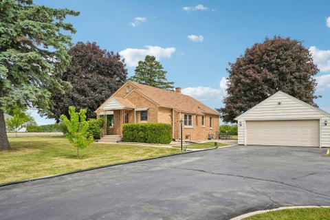Photo of 5930 W County Line Rd, Mequon, WI 53092 (MLS # 1965464)