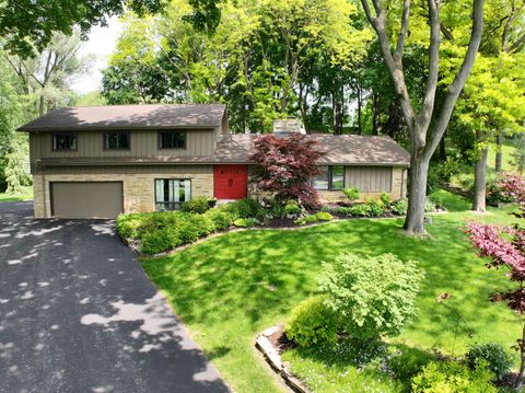 Photo of 1335 Pineview Ct, Brookfield, WI 53045 (MLS # 1922643)