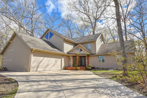 Photo of 4302 W Woodward Dr, Franklin, WI 53132 (MLS # 1960230)