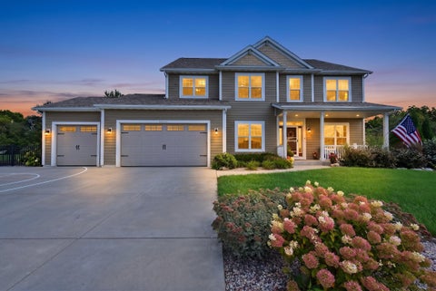 Photo of W275N342 Arrowhead Trl, Pewaukee, WI 53188 (MLS # 1982291)