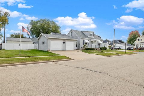 Photo of 429 S Drummond St, Waupun, WI 53963 (MLS # 1939435)