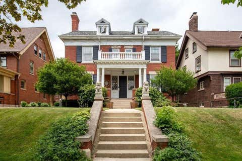 Photo of 2667 N Summit Ave, Milwaukee, WI 53211 (MLS # 1968939)