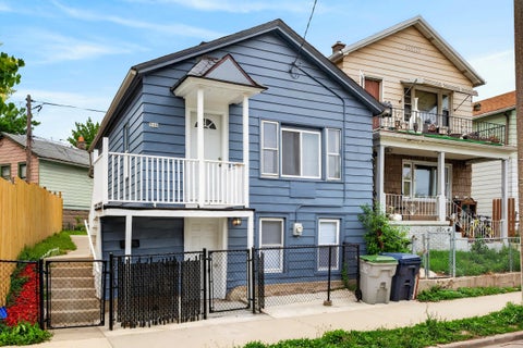 Photo of 946 W Windlake Ave, Milwaukee, WI 53204 (MLS # 1966702)