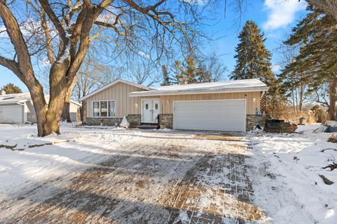 Photo of 1929 Sunnyside Dr, Waukesha, WI 53186 (MLS # 1946546)