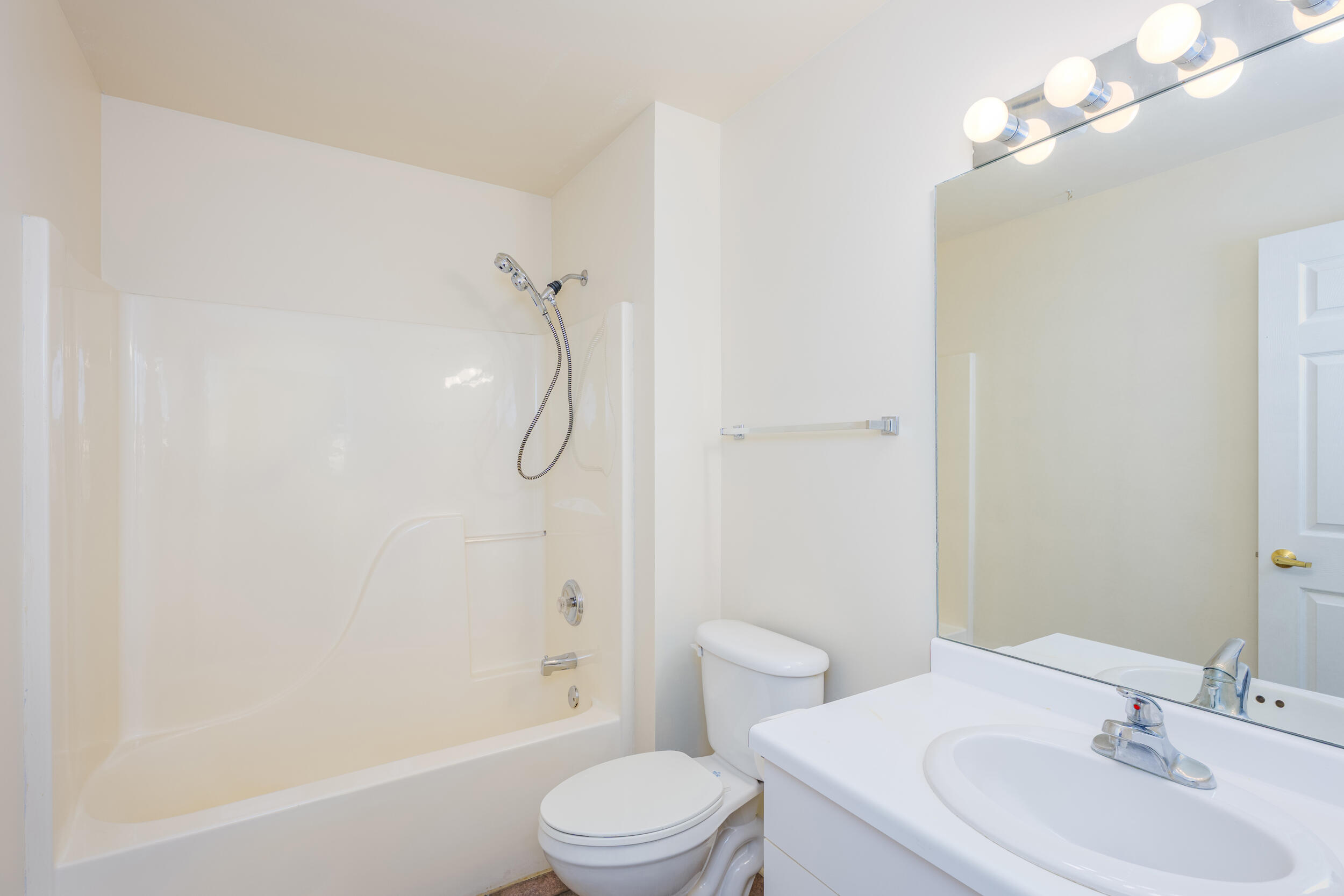 Elkhorn, Wisconsin 53121, United States, 2 Bedrooms Bedrooms, ,2 BathroomsBathrooms,Residential,Active,94703