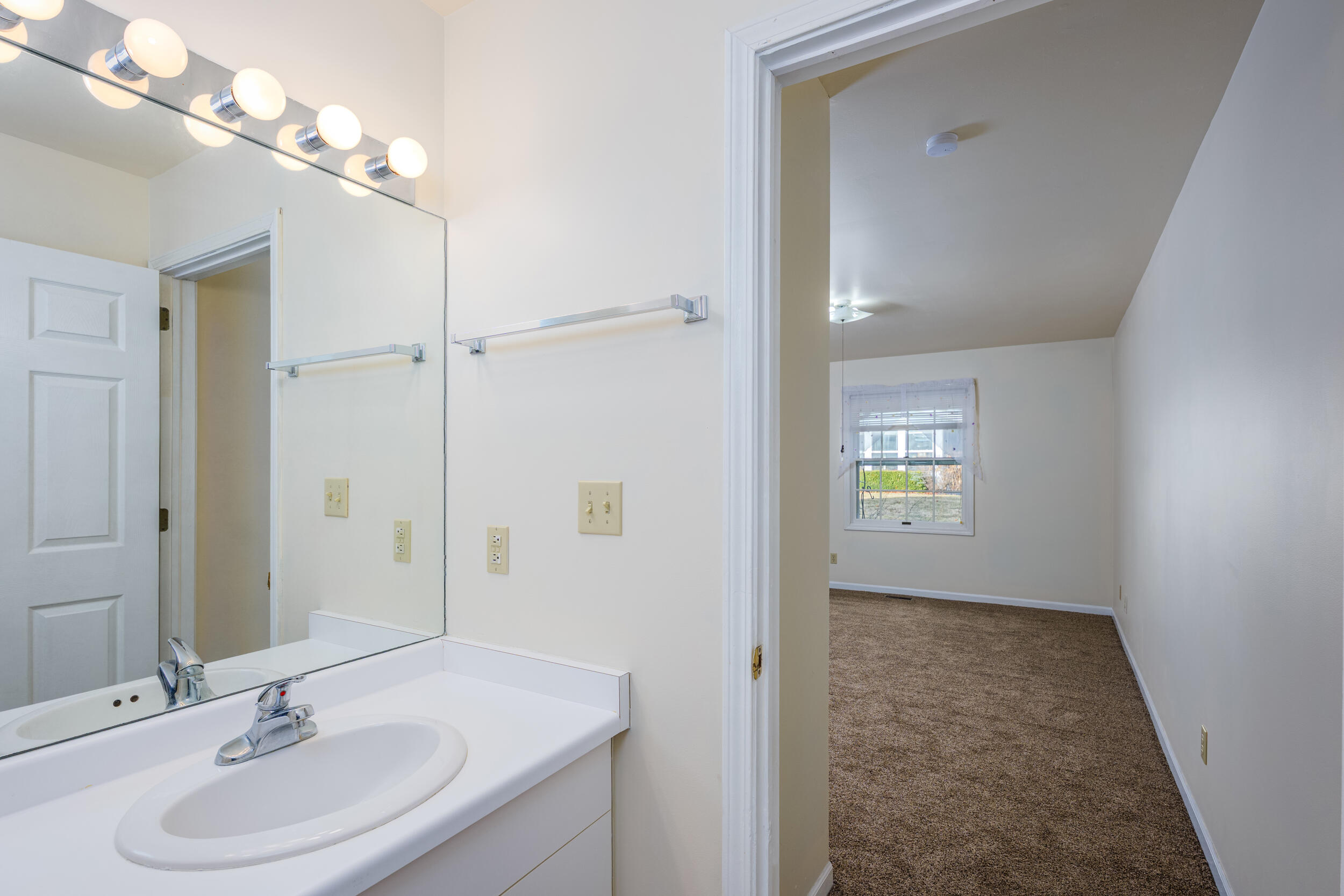 Elkhorn, Wisconsin 53121, United States, 2 Bedrooms Bedrooms, ,2 BathroomsBathrooms,Residential,Active,94703