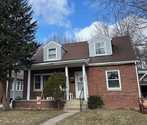 Photo of 6922 W Wisconsin Ave, Wauwatosa, WI 53213 (MLS # 1957483)