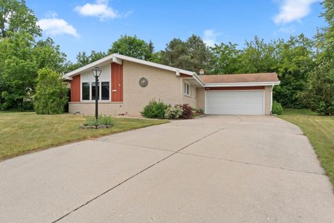Photo of 13955 W Forest Knoll Ct, New Berlin, WI 53151 (MLS # 1964102)