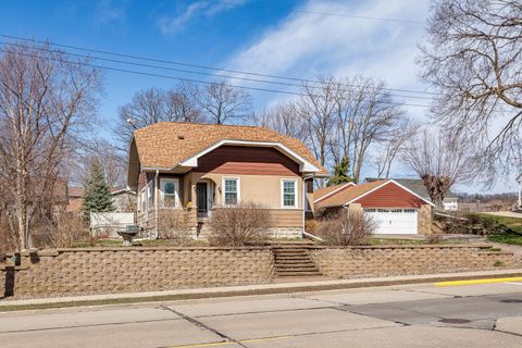 Photo of 1011 Main St, Onalaska, WI 54650 (MLS # 1955931)