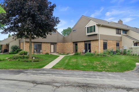 Photo of 3807 W College Ave, Franklin, WI 53221 (MLS # 1975281)