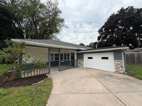 Photo of 924 N Oakwood Ave, Oconomowoc, WI 53066 (MLS # 1978448)