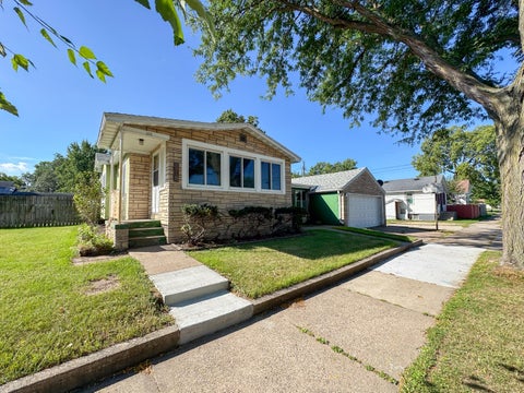 Photo of 818 LIVINGSTON St, La Crosse, WI 54603 (MLS # 1980052)