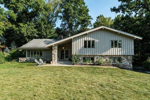 Photo of 16690 Shore Line Dr, Brookfield, WI 53005 (MLS # 1939652)