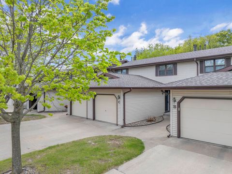 Photo of 819 S Westhaven Pl, Appleton, WI 54914 (MLS # 1962101)