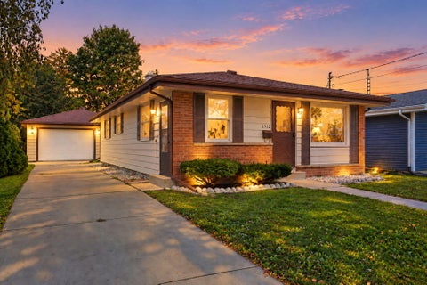 Photo of 1912 35th Pl, Kenosha, WI 53140 (MLS # 1984046)