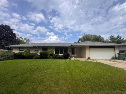 Photo of 5800 Lakeview Dr, Greendale, WI 53129 (MLS # 1978558)