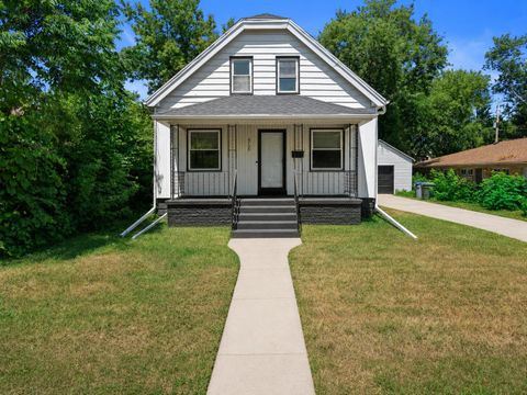 Photo of 4726 W Eggert Pl, Milwaukee, WI 53218 (MLS # 1972302)