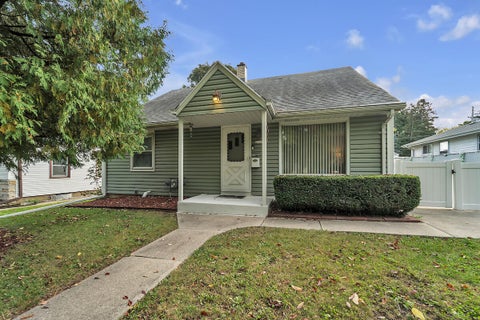 Photo of 4960 N 73rd St, Milwaukee, WI 53218 (MLS # 1980160)