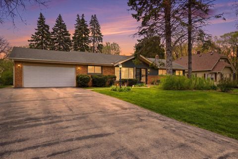 Photo of 6994 N Range Line Rd, Glendale, WI 53209 (MLS # 1961510)